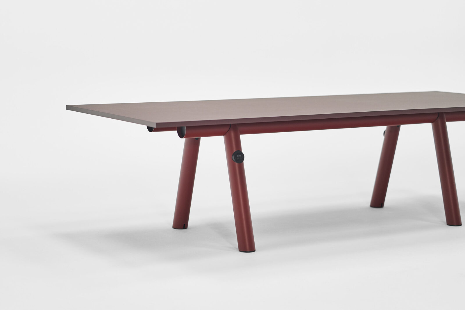 Boa Table burgundy linoleum tabletop barn red powder coated alu frame 05