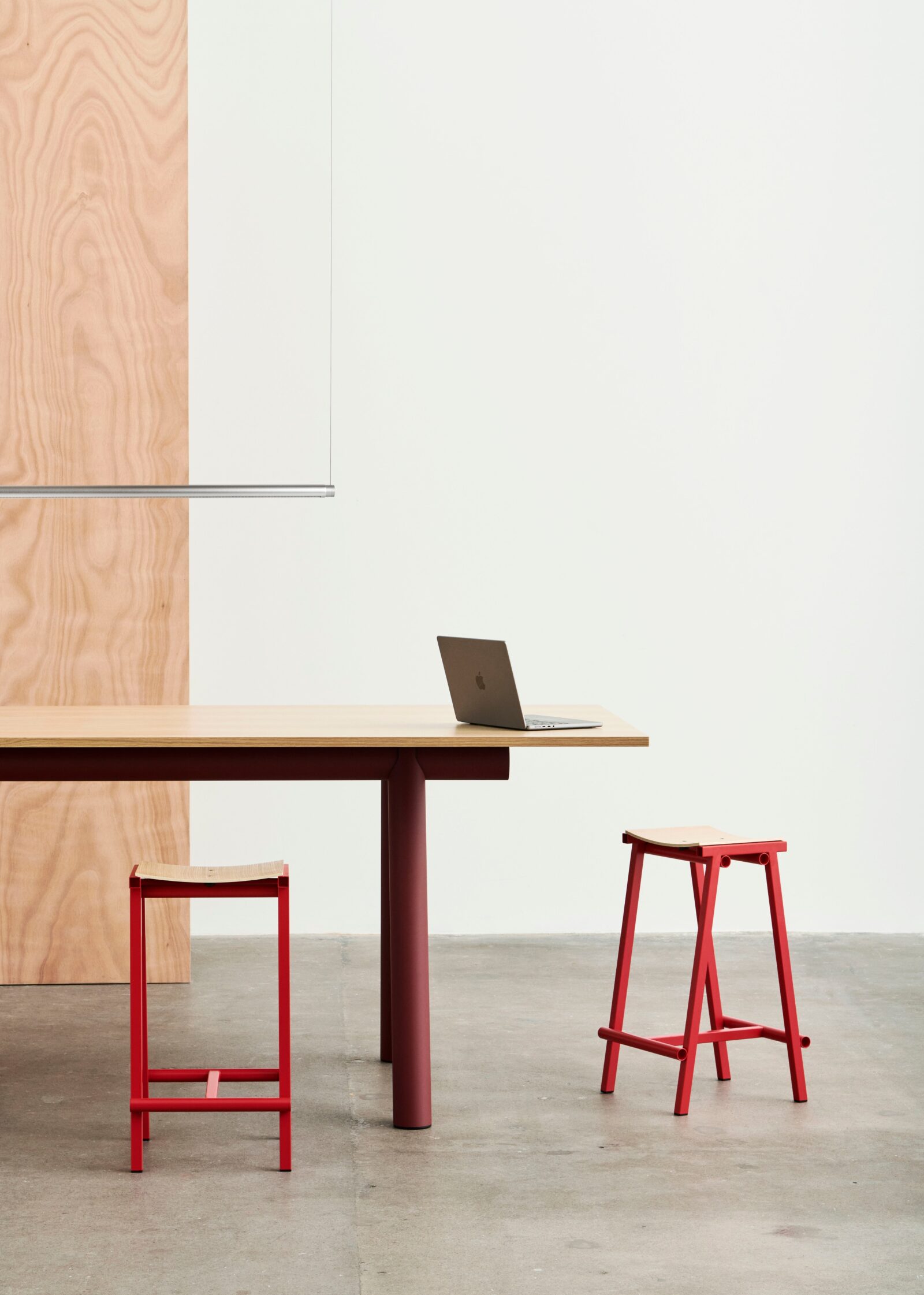 Taburete 8 Bar Stool H65 wb lacquered oak veneer seat signal red powder coated base Boa Table wb lacquered oak tabletop barn red powder coated alu frame